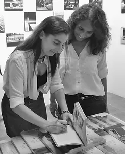 Márcia autografando livro