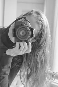 Márcia com máquina fotográfica